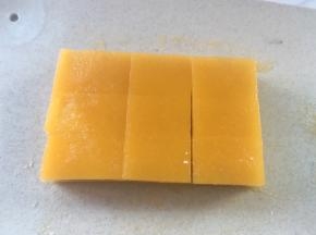 冷藏3个小时后，用刮刀轻刮一下四周，之后倒扣取出模具，裁掉四周切成小块即可