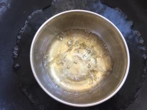 剩下两片吉利丁片滤干水份，隔水加热至吉利丁融化