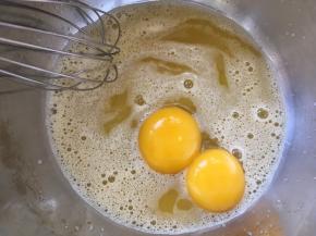 加入蛋黄，继续搅拌均匀