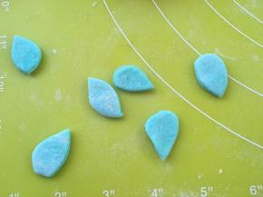 同样的方法将其他颜色面团也擀成薄片，用剪刀剪出叶子的形状