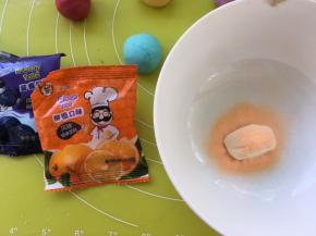 分别加入果蔬粉，调成彩色，蓝色跟橙色我用的果味粉