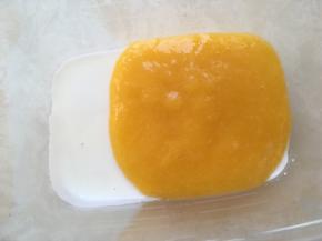 冰箱取出凝固的牛奶层，轻轻倒入芒果泥