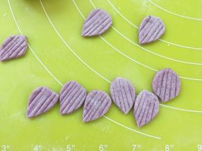 之后用刀背压出纹路