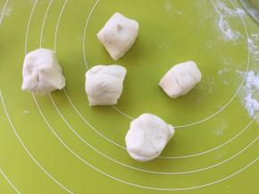 取出5份20克左右的面团