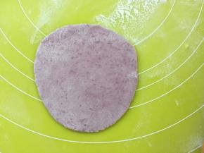 取一份紫色面团，擀成薄片