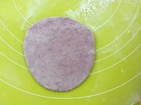 取一份紫色面团，擀成薄片