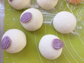 沾点水，黏在奶黄包的一侧