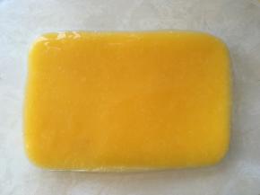 之后用刮棒刮平正，入冰箱继续冷藏10几分钟，至芒果层凝固不流动即可