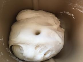 这时候面团也快发好啦，用手指沾点干粉按下去有个圆圆的洞即可