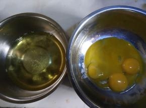 鸡蛋四个蛋清蛋黄分离，打入无水无油盆中。