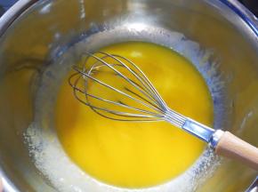 蛋黄中放盐，20克糖搅拌均匀，再放入油和牛奶，划Z搅拌。