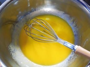 蛋黄中放盐，20克糖搅拌均匀，再放入油和牛奶，划Z搅拌。