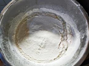 面粉两次过筛，筛入蛋黄中。