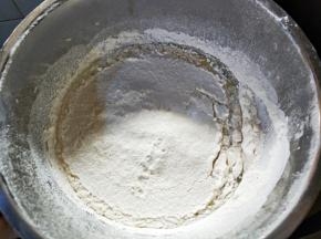 面粉两次过筛，筛入蛋黄中。