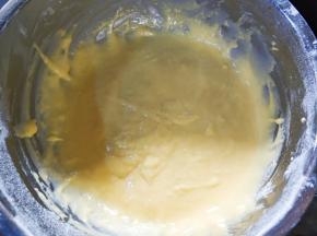 用打蛋器划Z搅拌至无颗粒状态。