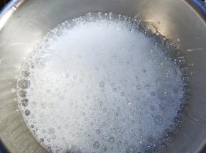 蛋白中滴入白醋，用电动打蛋器打至鱼眼泡泡加三分之一白糖。