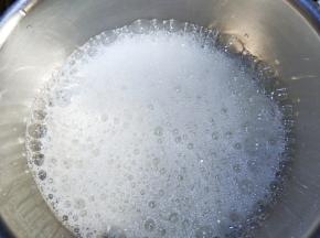 蛋白中滴入白醋，用电动打蛋器打至鱼眼泡泡加三分之一白糖。