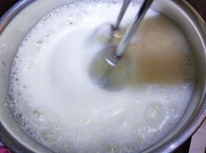 蛋白起大泡，浓稠再加入三分之一白糖。