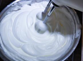 蛋白打发至明显纹路加剩下的白糖。