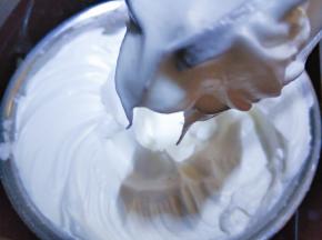 提起打蛋器，蛋白呈直立尖角为硬性发泡，此时蛋白细腻，可塑性强。