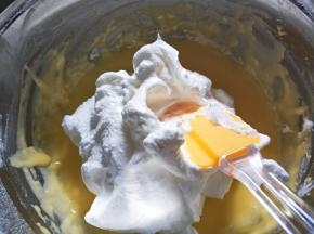 取三分之一蛋白放蛋糊中，用橡皮刮刀由下至上或切割方式翻拌。此时预热烤箱160度°十分钟。