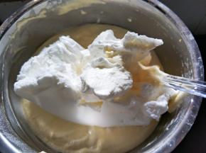 拌匀后再放三分之一蛋白，同样手法翻拌。