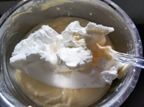 拌匀后再放三分之一蛋白，同样手法翻拌。