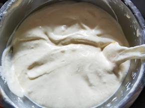 蛋白分三次放入，拌匀后蛋糊细腻。