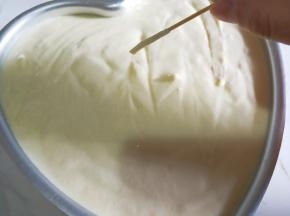 蛋糊到入模具，由高处向下震出气泡，也可用牙签表面划Z消泡。