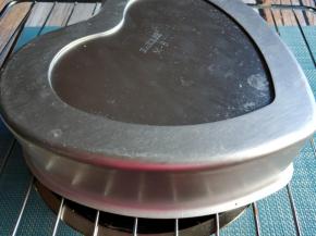 中途不要开烤箱，时间到等两分钟取出，轻震两下，然后到扣完全凉凉再脱模。