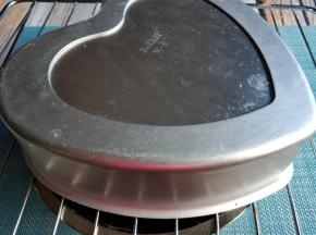 中途不要开烤箱，时间到等两分钟取出，轻震两下，然后到扣完全凉凉再脱模。