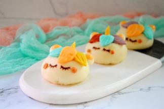 巧克力笔泡热水至软化，点上眼睫毛即可