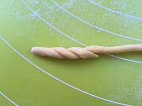 对折扭成螺纹状，顶部细一点