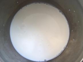 牛奶加砂糖小火加热至砂糖融化