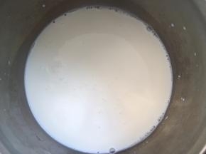 牛奶加砂糖小火加热至砂糖融化