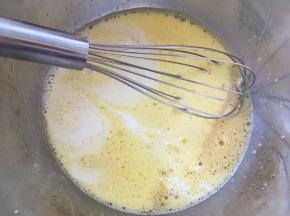 加入牛奶搅拌均匀