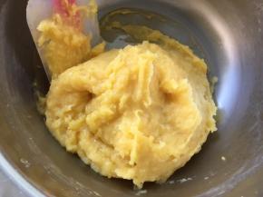 搅拌好的奶黄馅凉至手温，冰箱冷藏备用