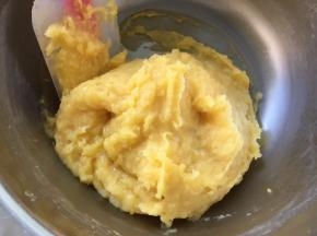 搅拌好的奶黄馅凉至手温，冰箱冷藏备用