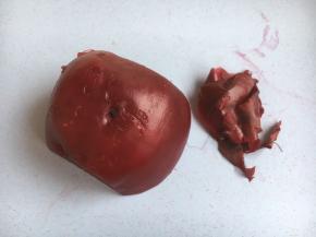 轻轻的撕去甜菜根的皮。