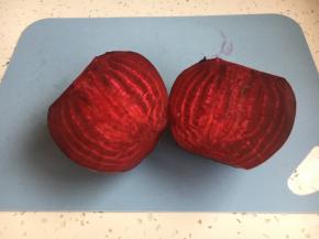 将甜菜根对切，一分为二。