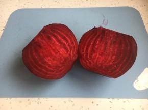 将甜菜根对切，一分为二。