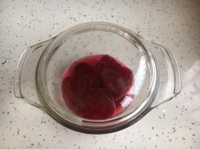 盖上容器的盖子，放在冰箱里腌制12个小时左右即可。