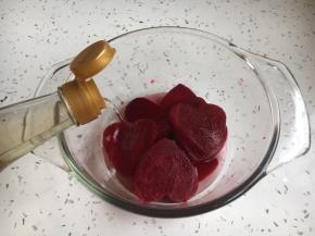 倒入米醋，米醋的量是食材的一半就可以。