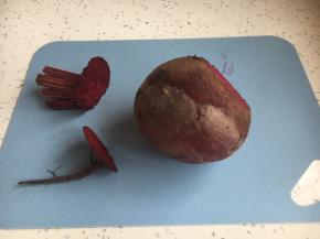 将甜菜根洗干净，切掉头和尾吧。