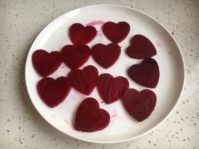 将所有的甜菜根片都压成备用。