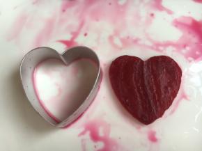 将甜菜头压成形。