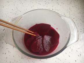 在腌制期间可用干净的筷子翻动翻动甜菜根，这样更容易入味。