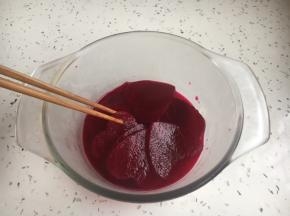 在腌制期间可用干净的筷子翻动翻动甜菜根，这样更容易入味。