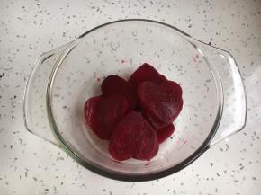 将甜菜根放在玻璃容器里。