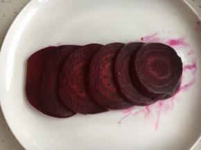 将甜菜根切成5mm的片。